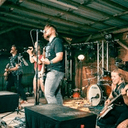 5vier: "Zwischen Party und Provokation"